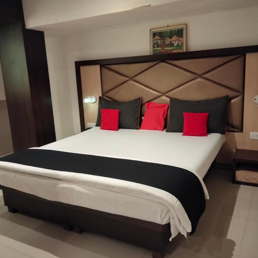 Hotel Everest Lodging Нави Мумбай Екстериор снимка