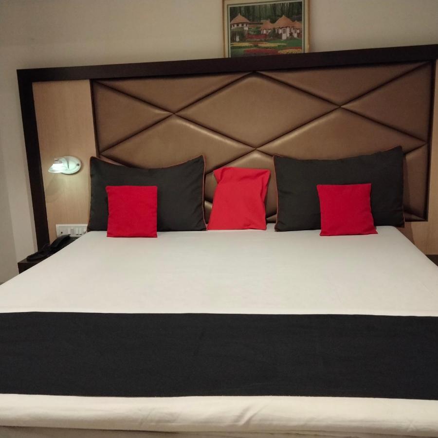 Hotel Everest Lodging Нави Мумбай Екстериор снимка