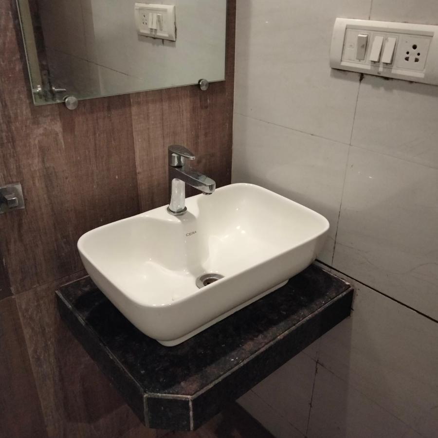 Hotel Everest Lodging Нави Мумбай Екстериор снимка
