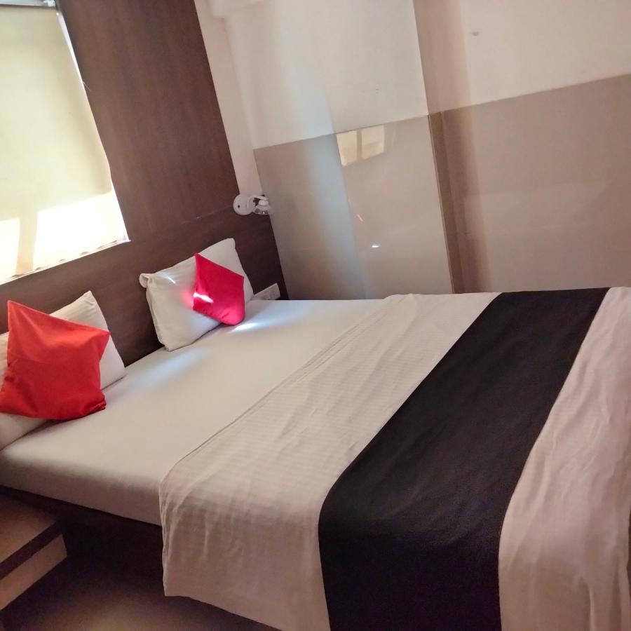 Hotel Everest Lodging Нави Мумбай Екстериор снимка