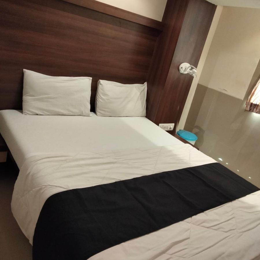 Hotel Everest Lodging Нави Мумбай Екстериор снимка