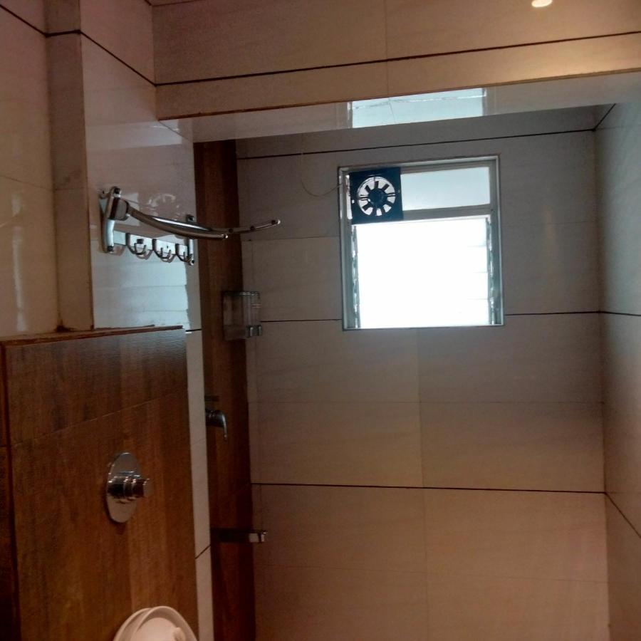 Hotel Everest Lodging Нави Мумбай Екстериор снимка
