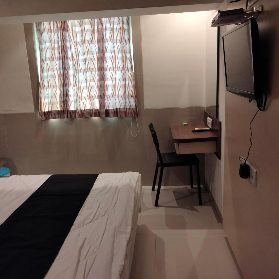 Hotel Everest Lodging Нави Мумбай Екстериор снимка