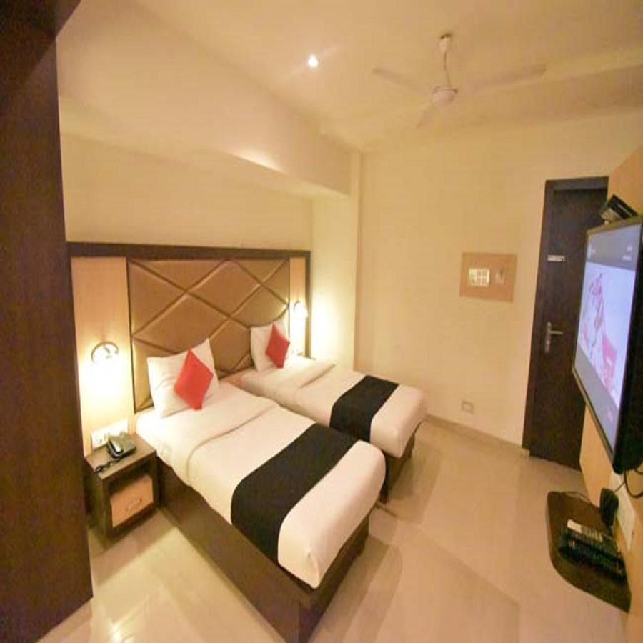 Hotel Everest Lodging Нави Мумбай Екстериор снимка