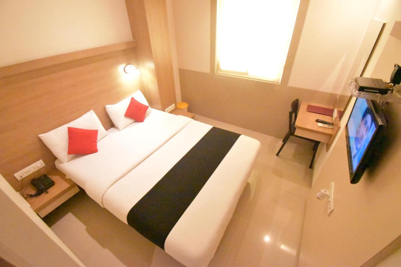 Hotel Everest Lodging Нави Мумбай Екстериор снимка