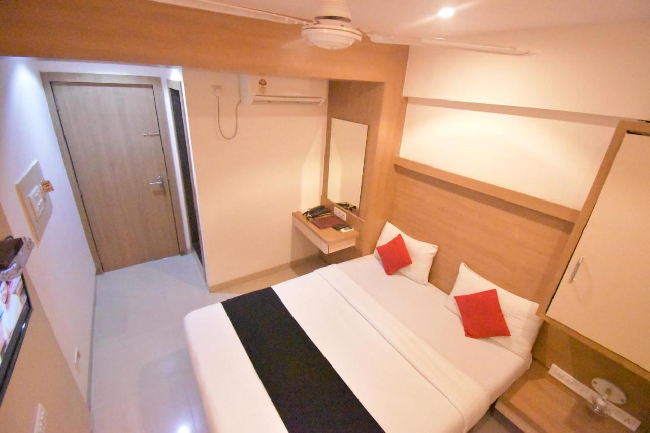 Hotel Everest Lodging Нави Мумбай Екстериор снимка