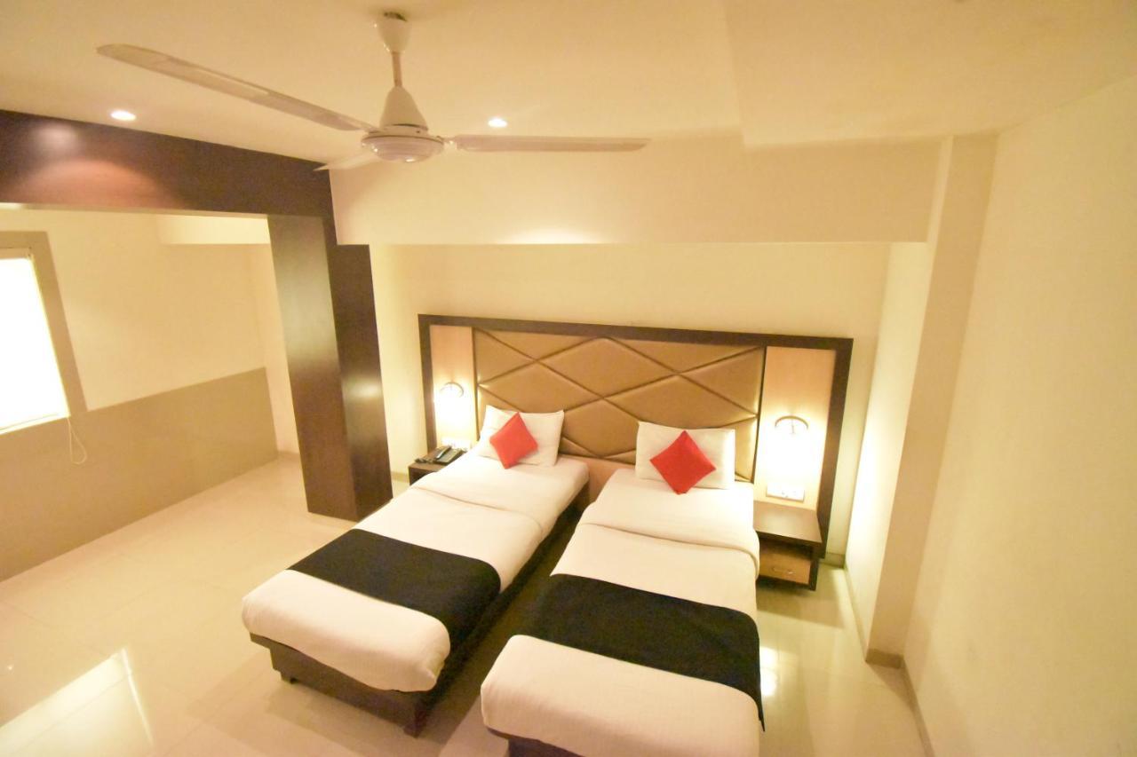Hotel Everest Lodging Нави Мумбай Екстериор снимка