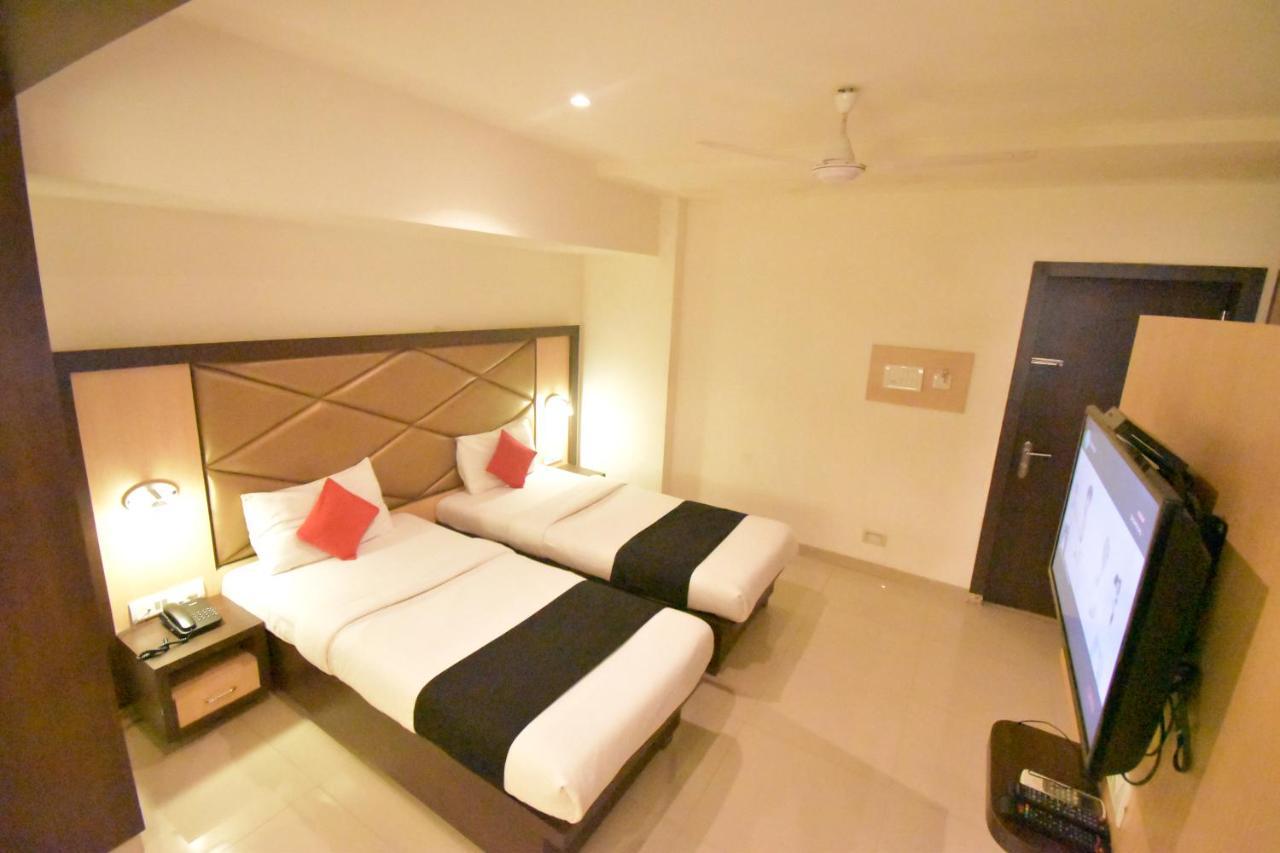 Hotel Everest Lodging Нави Мумбай Екстериор снимка
