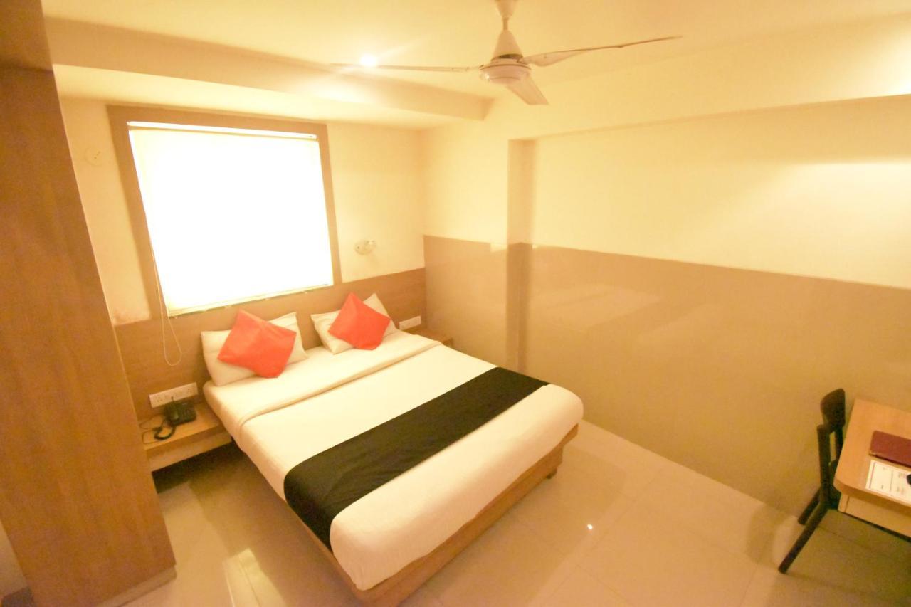 Hotel Everest Lodging Нави Мумбай Екстериор снимка