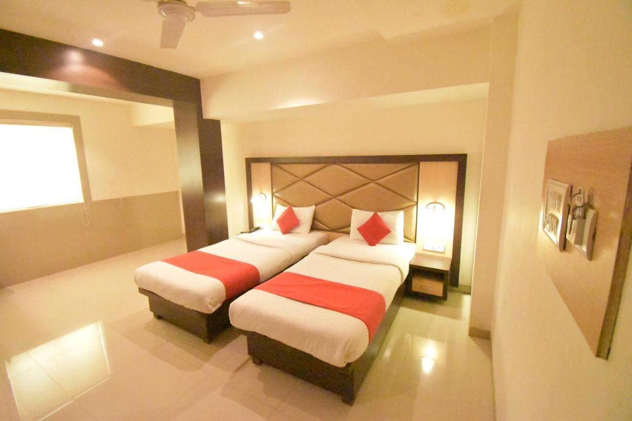 Hotel Everest Lodging Нави Мумбай Екстериор снимка