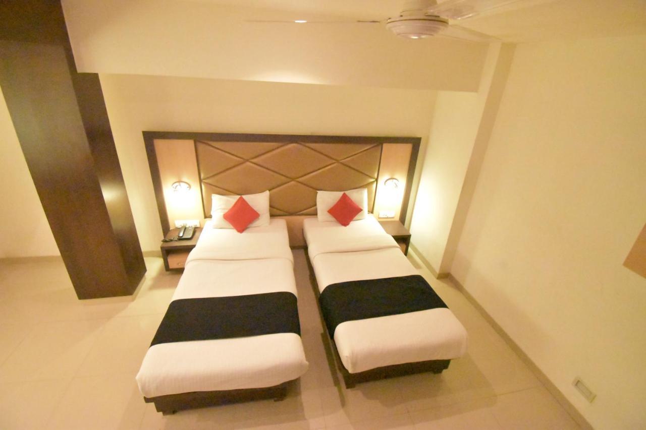 Hotel Everest Lodging Нави Мумбай Екстериор снимка