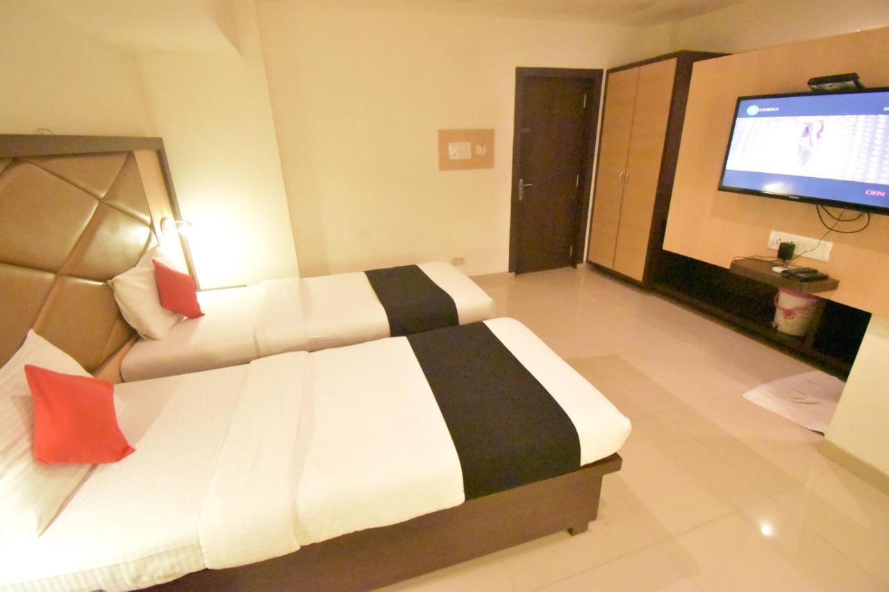 Hotel Everest Lodging Нави Мумбай Екстериор снимка